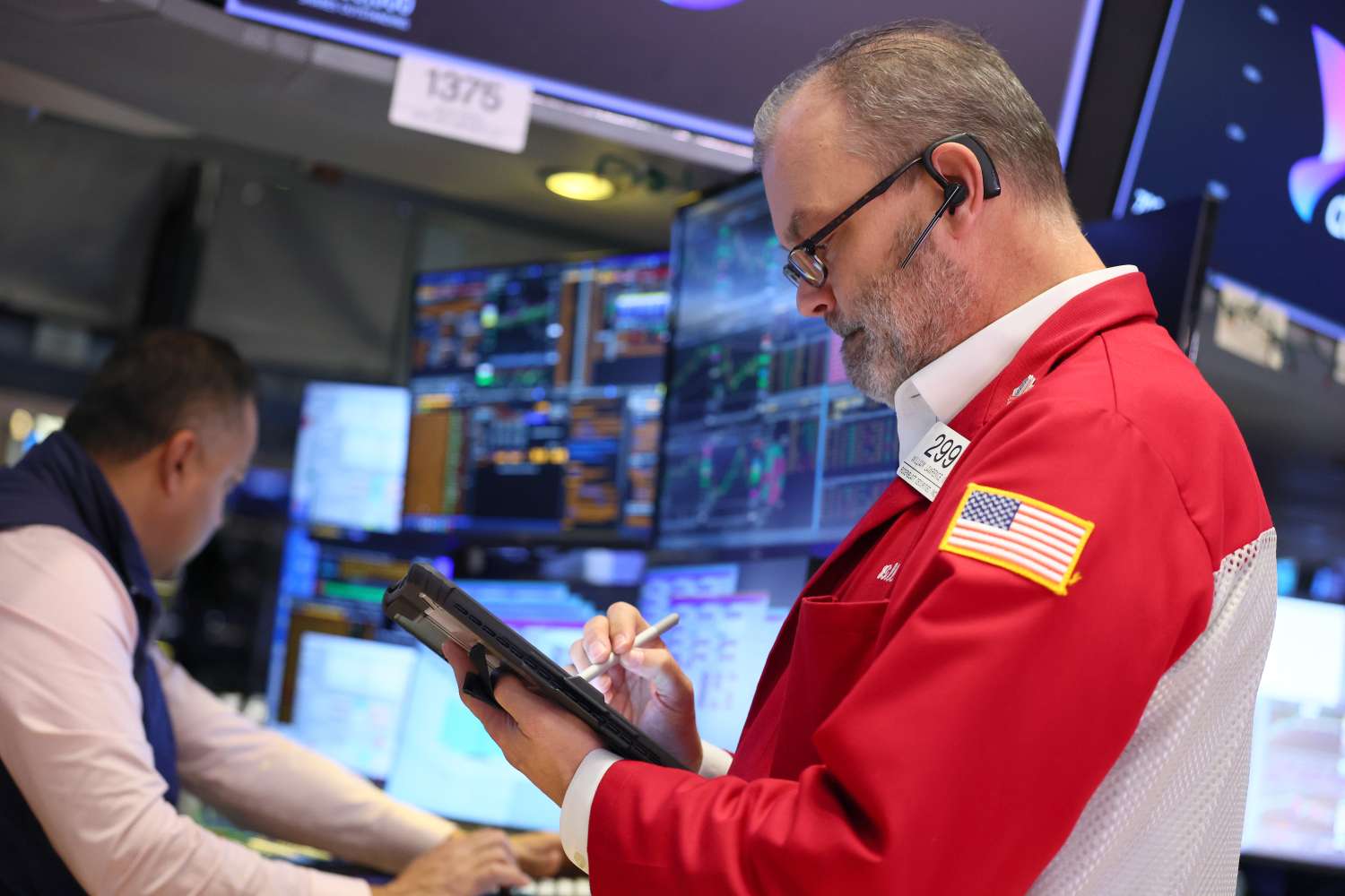 Stock Indexes Decline Amid Surge of Bank Earnings and Economic Reports; Gold and Silver Reach New Record Highs